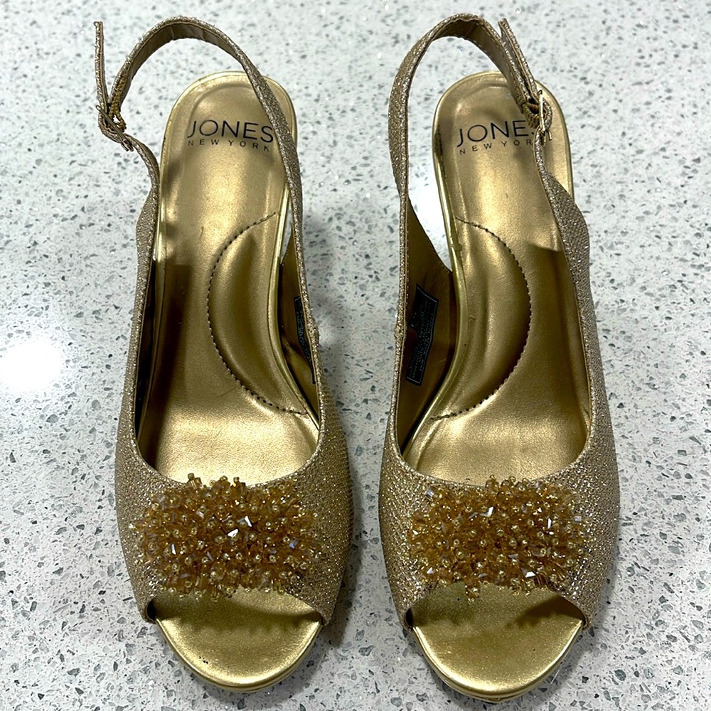 JONES NEW YORK BREENA EMBELLISHED PEEPTOE SLINGBACK GOLD PUMP WOMENS SIZE 8M